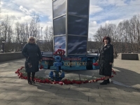 Представители администрации ГАПОУ МО «Мурманский индустриальный колледж» возложили цветы к памятникам героев